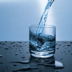 Apa reîmprospătată: Riscuri necunoscute ale consumului