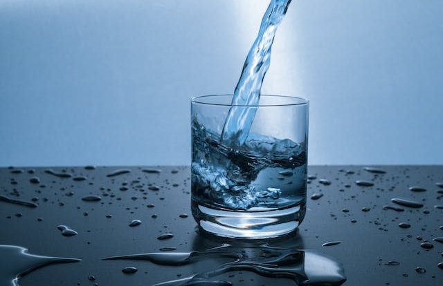 Apa reîmprospătată: Riscuri necunoscute ale consumului