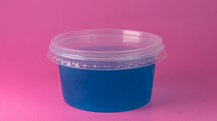 caserolă din plastic cu capac