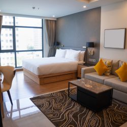 Cameră spațioasă într-un hotel din Constanța, cu pat matrimonial și zonă de relaxare