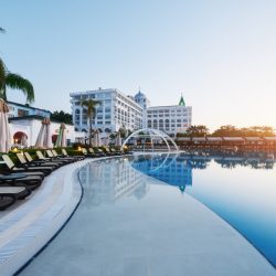 Hotel cu piscină și zonă de relaxare, reprezentativ pentru cazarea în Mamaia Sud