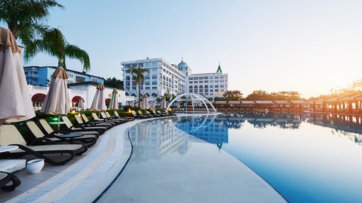 Hotel cu piscină și zonă de relaxare, reprezentativ pentru cazarea în Mamaia Sud