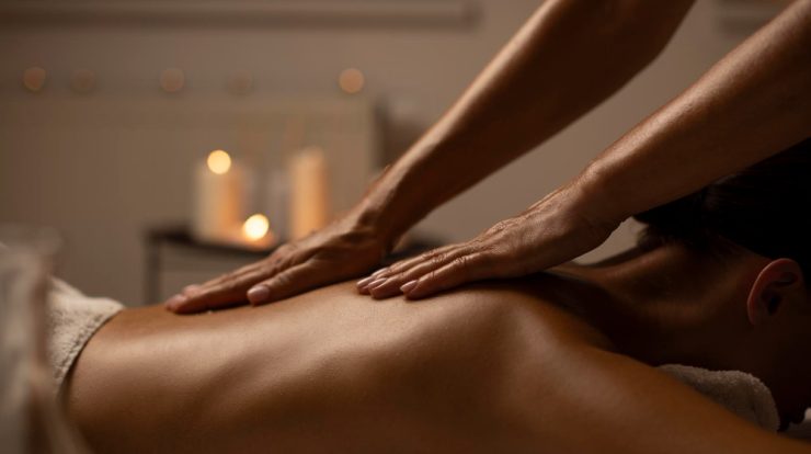 Masaj manual al spatelui realizat de un terapeut într-un salon