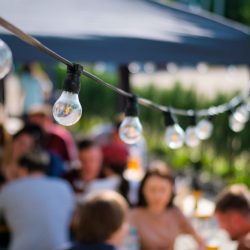 Eveniment corporate organizat într-un spațiu exterior cu participanți