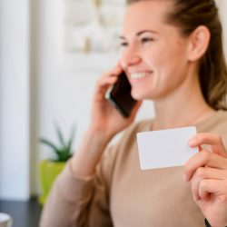 Persoană care face o reîncărcare a cartelei Digi online cu cardul