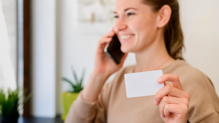 Persoană care face o reîncărcare a cartelei Digi online cu cardul