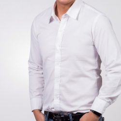 Bărbat purtând un sacou elegant bine croit