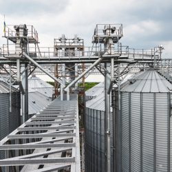 Silozuri metalice pentru cereale cu sisteme de transport și încărcare automatizată